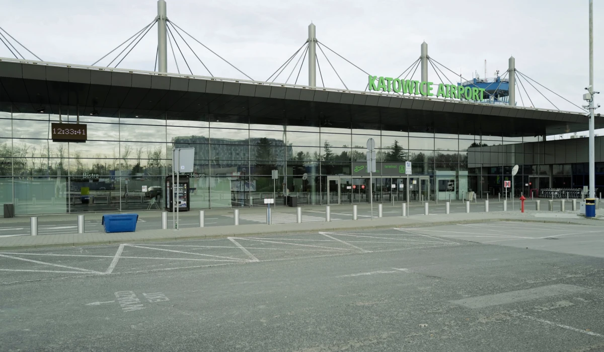 Funkcjonariusze Straży Granicznej, którzy kontrolowali na lotnisku w Pyrzowicach pasażerów udających się do Turcji odkryli, że 14-latek podróżujący z rodzicami powinien przebywać... w izolacji domowej. Egzotyczne wakacje przepadły.