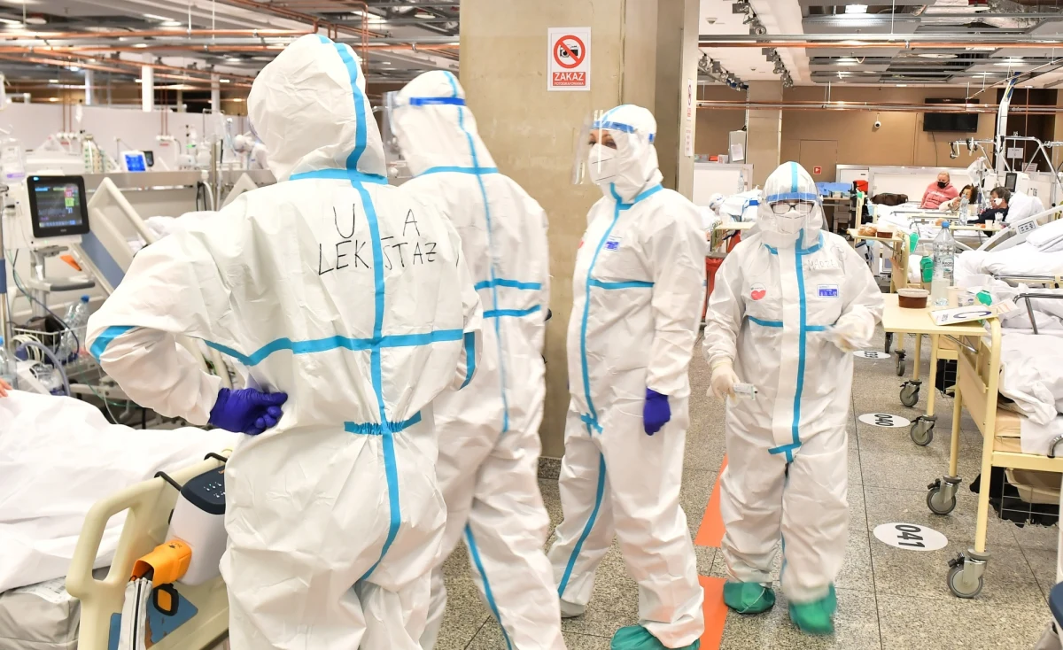 Mamy sygnały, że coraz więcej dzieci jest zakażonych koronawirusem, ale w tej chwili nie ma aż tak wielkiego niepokoju. Nie widzimy, aby to było duże zjawisko i aby wpływało na zwiększoną hospitalizację tylko z powodu zakażenia koronawirusem u dzieci - powiedział wiceminister zdrowia Waldemar Kraska.