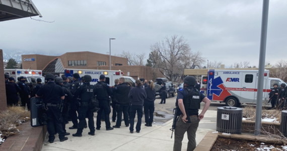 W masowej strzelaninie w supermarkecie w Boulder w Kolorado, zginęło 10 osób, w tym policjant. Są też ranni. Wśród nich napastnik, który został zatrzymany przez policję. Nie wiadomo jakie były motywy jego działania. 
