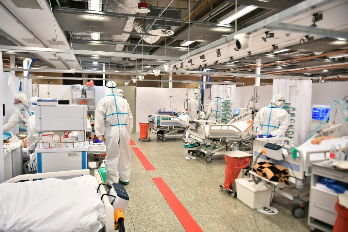 Od 80 do 85 proc. tzw. łóżek covidowych na Mazowszu jest zajętych. Są szpitale, gdzie leczonych jest więcej pacjentów niż wyznaczonych miejsc. W całym kraju w ciągu doby o 1438 wzrosła liczba chorych na Covid-19 leczonych w szpitalach - w tej chwili to 26 075 osób. Łóżek covidowych jest obecnie w sumie 34 758.