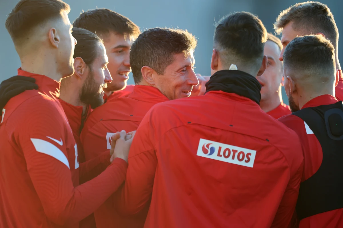 Już w czwartek odbędzie się pierwszy mecz polskiej reprezentacji piłki nożnej w ramach eliminacji do mistrzostw świata 2022. Biało-czerwoni podejmą Węgrów Puskas Arenie w Budapeszcie. Gdzie oglądać spotkanie i jaki przeciwnik czeka po nim na Polaków? Sprawdźcie w naszym tekście. 