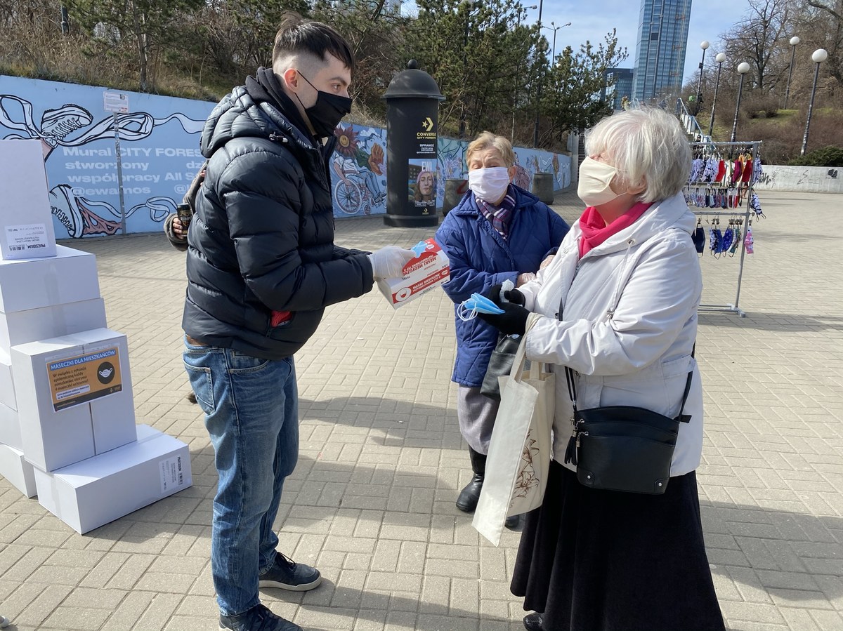 Maseczki ochronne do wieczora mają być rozdawane w ponad 250 punktach w Warszawie. W sumie przygotowano ponad 7 mln maseczek. Mieszkańcy odbierają je między innymi przed stacjami metra i w urzędach dzielnic.