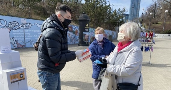 Maseczki ochronne do wieczora mają być rozdawane w ponad 250 punktach w Warszawie. W sumie przygotowano ponad 7 mln maseczek. Mieszkańcy odbierają je między innymi przed stacjami metra i w urzędach dzielnic.