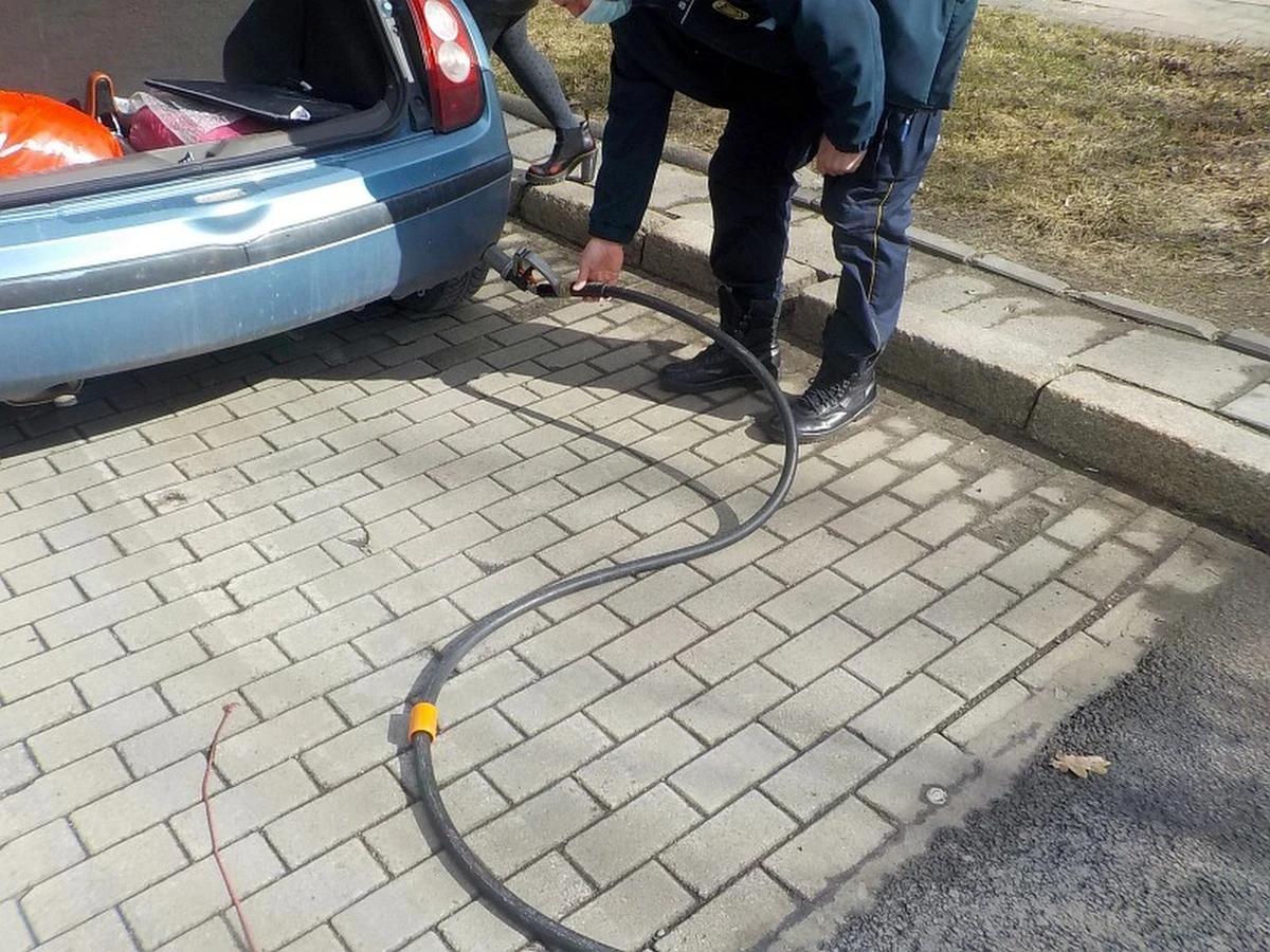 Nietypowa interwencja warszawskiej straży miejskiej. Funkcjonariusze podczas patrolu ul. Towarowej zauważyli nissana micrę, za którym ciągnął się gumowy wąż dystrybutora LPG. Kierująca autem była bardzo zdzwiona, gdy okazało się, że odjechała ze stacji z urwanym wężem.