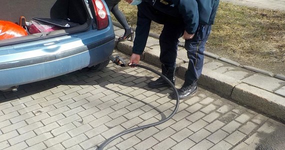 Nietypowa interwencja warszawskiej straży miejskiej. Funkcjonariusze podczas patrolu ul. Towarowej zauważyli nissana micrę, za którym ciągnął się gumowy wąż dystrybutora LPG. Kierująca autem była bardzo zdzwiona, gdy okazało się, że odjechała ze stacji z urwanym wężem.