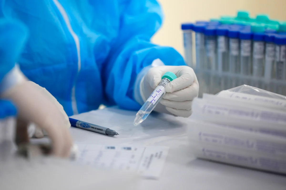 W piątek wprowadzamy możliwość automatycznego wystawiania skierowań na testy na koronawirusa przez profil zaufany. Zachęcam do jego założenia – mówił na konferencji prasowej rzecznik resortu zdrowia Wojciech Andrusiewicz. Poinformował też, że test będzie można wykonać raz na 7 dni.