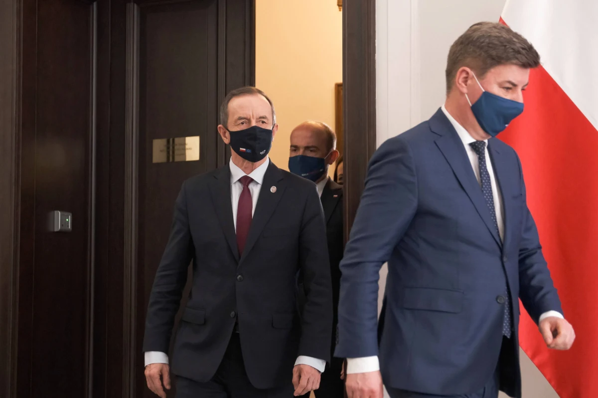 ​"Jeśli partia rządząca, która od półtora roku urządza na mnie polowanie, chce tym sposobem uzyskać większość w Senacie, to ja na to mówię NIE" - oświadczył dziś marszałek Senatu Tomasz Grodzki, pytany o wniosek prokuratury o uchylenie mu immunitetu. Tego domaga się Prokuratura Regionalna w Szczecinie i skierowała w tej sprawie wniosek do Izby. Prokuratura Krajowa podała, że Grodzkiemu miałyby zostać postawione cztery zarzuty przyjęcia korzyści majątkowych w okresie, kiedy był dyrektorem szpitala specjalistycznego w Szczecinie i ordynatorem tamtejszego Oddziału Chirurgii Klatki Piersiowej.