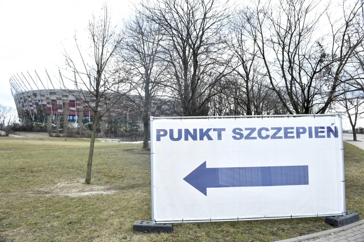 Jeśli zaszczepienie kogoś będzie niemożliwe w jego miejscu zamieszkania, proponowane miejsce będzie w tym samym województwie – zapewnia szef KPRM, pełnomocnik rządu ds. szczepień przeciw Covid-19 Michał Dworczyk. W piątek zostaną przedstawione zasady szczepień w drugim kwartale. Minister Dworczyk oświadczył także, że już ponad milion osób zarejestrowało się od wczoraj na szczepienie preparatem AstraZeneca. Jego zdaniem, świadczy to o tym, że wraca zaufanie do tej szczepionki.