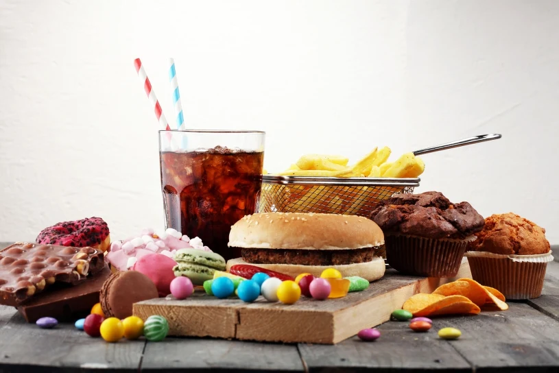Ultraprzetworzona żywność jak papierosy. "Zaprojektowana, by uzależniać"