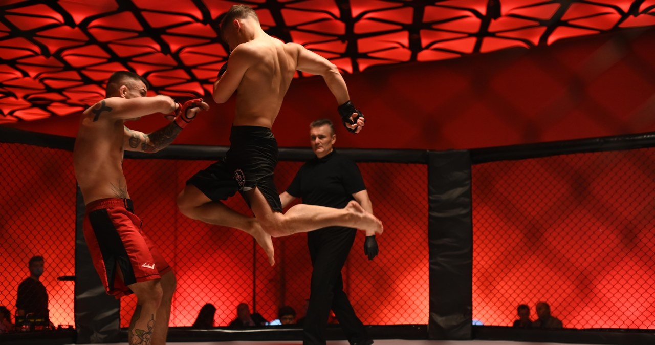 Latem 2021 w ofercie Netfliksa pojawi się debiut reżyserski Daniela Markowicza "Bartkowiak". W głównego bohatera, profesjonalnego zawodnika MMA, wcielił się Józef Pawłowski.