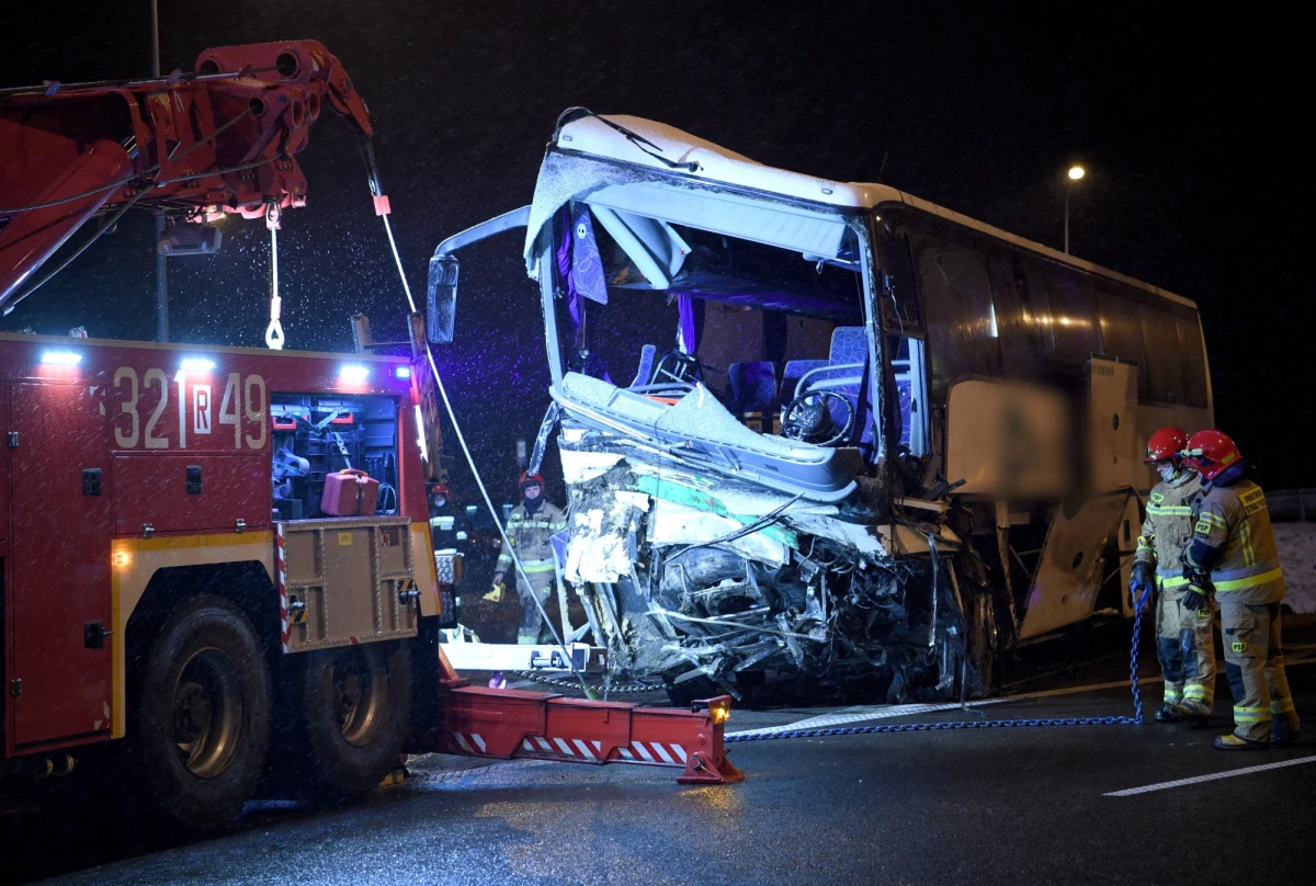 Zarzut nieumyślnego sprowadzenia katastrofy w ruchu lądowym, w wyniku której zginęła jedna osoba, a kilka zostało rannych przedstawiono we wtorek kierowcy ukraińskiego autokaru, który w niedzielę na podkarpackim odcinku autostrady A4, w pobliżu MOP Kaszyce uderzył w bariery ochronne i spadł do rowu.