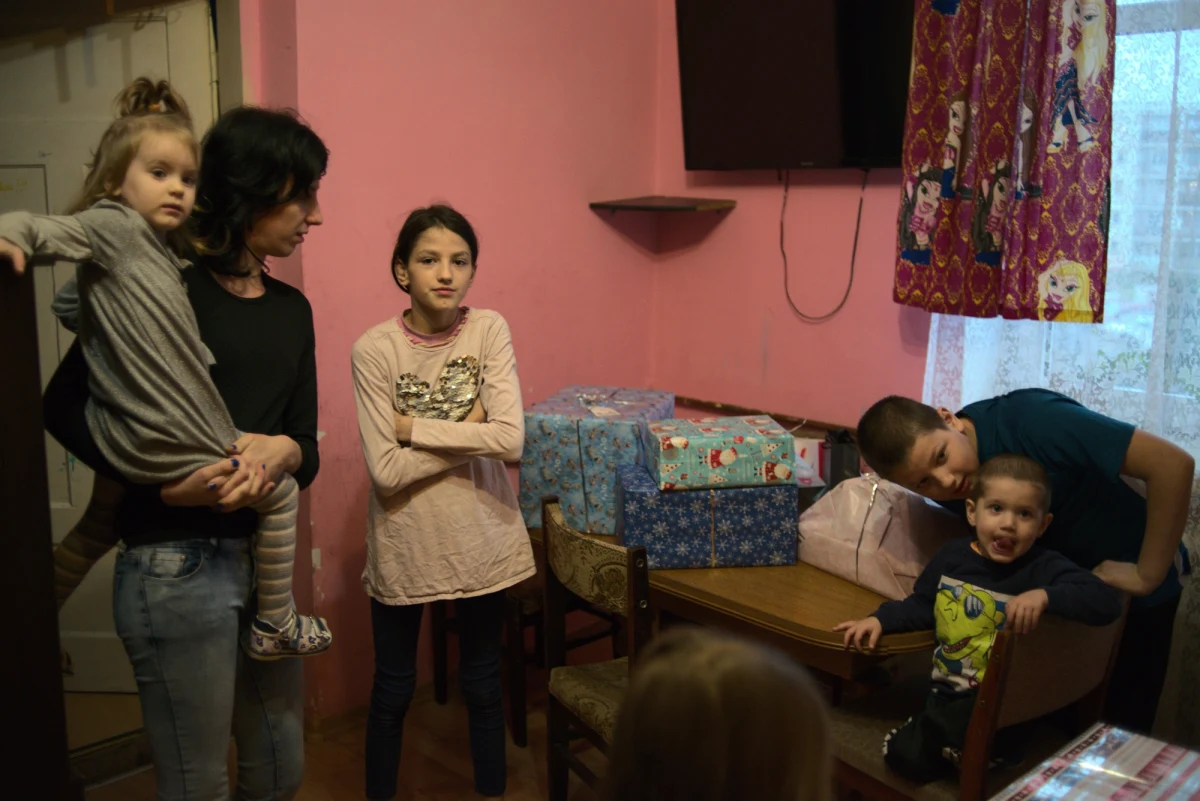 W Polsce 2 i pół miliona rodziców opiekuje się dziećmi samotnie. 85 proc. z nich to kobiety. Jedną z nich jest pani Wioleta. O swoim mężu mówi: "On nas wciąż nachodzi. Straszy. Czuję się bezradna. Choć sprawa o rozwód jest w toku, pandemia opóźnia uwolnienie się od przemocowego męża. Mam wrażenie, że mój mąż czuje się bezkarny" – wyjawia samotna matka. To jedna z historii, która opowiedziana została w nowym Raporcie o Samotności Szlachetnej Paczki. Premiera publikacji już w najbliższy poniedziałek 29 marca.