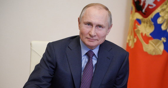"Prezydent Rosji Władimir Putin przyjął szczepionkę przeciwko Covid-19 i czuje się dobrze" - poinformował we wtorek rzecznik Kremla Dmitrij Pieskow. Wcześniej Kreml zapowiadał, że Putin skorzysta z rosyjskiego preparatu, lecz nie wskazał, z którego konkretnie.