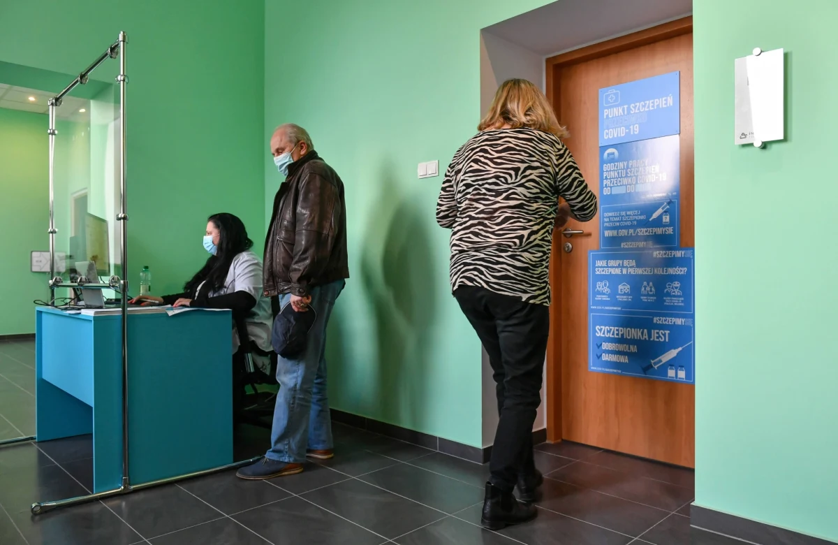 ​"W czasie Świąt Wielkanocnych będziemy w krytycznym momencie rozwoju trzeciej fali pandemii" - ostrzegają naukowcy z Zespół Interdyscyplinarnego Centrum Modelowania Matematycznego i Komputerowego Uniwersytetu Warszawskiego. Ich zdaniem - już za kilka dni - dobowy bilans może sięgnąć 35 tysięcy zachorowań.