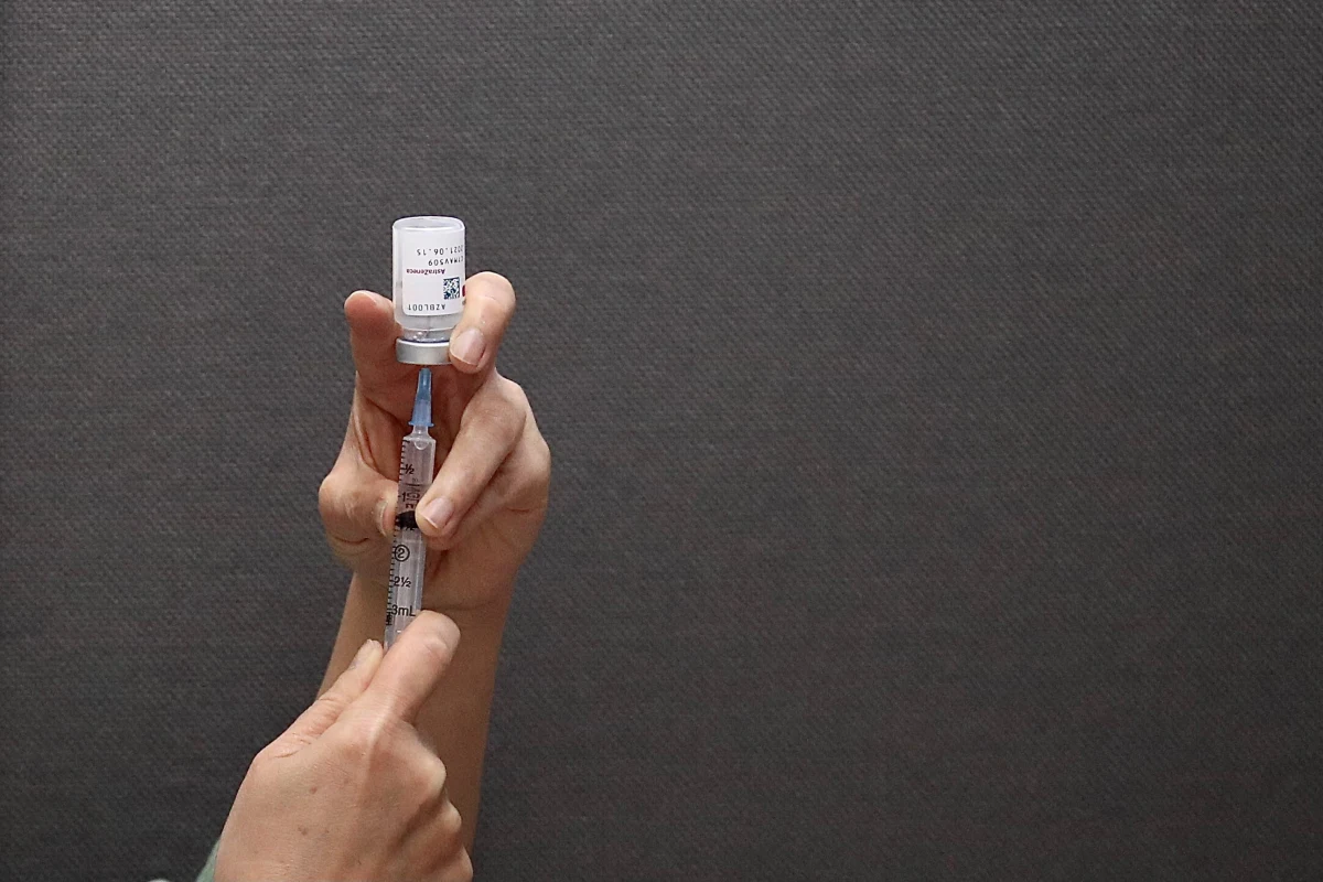 "Dwóch zakapturzonych mężczyzn napadło z bronią w ręku na jedną z przychodni lekarskich w Natal, na północnym wschodzie Brazylii. Celem agresorów były szczepionki przeciwko Covid-19" - poinformowała we wtorek brazylijska telewizja InterTV.