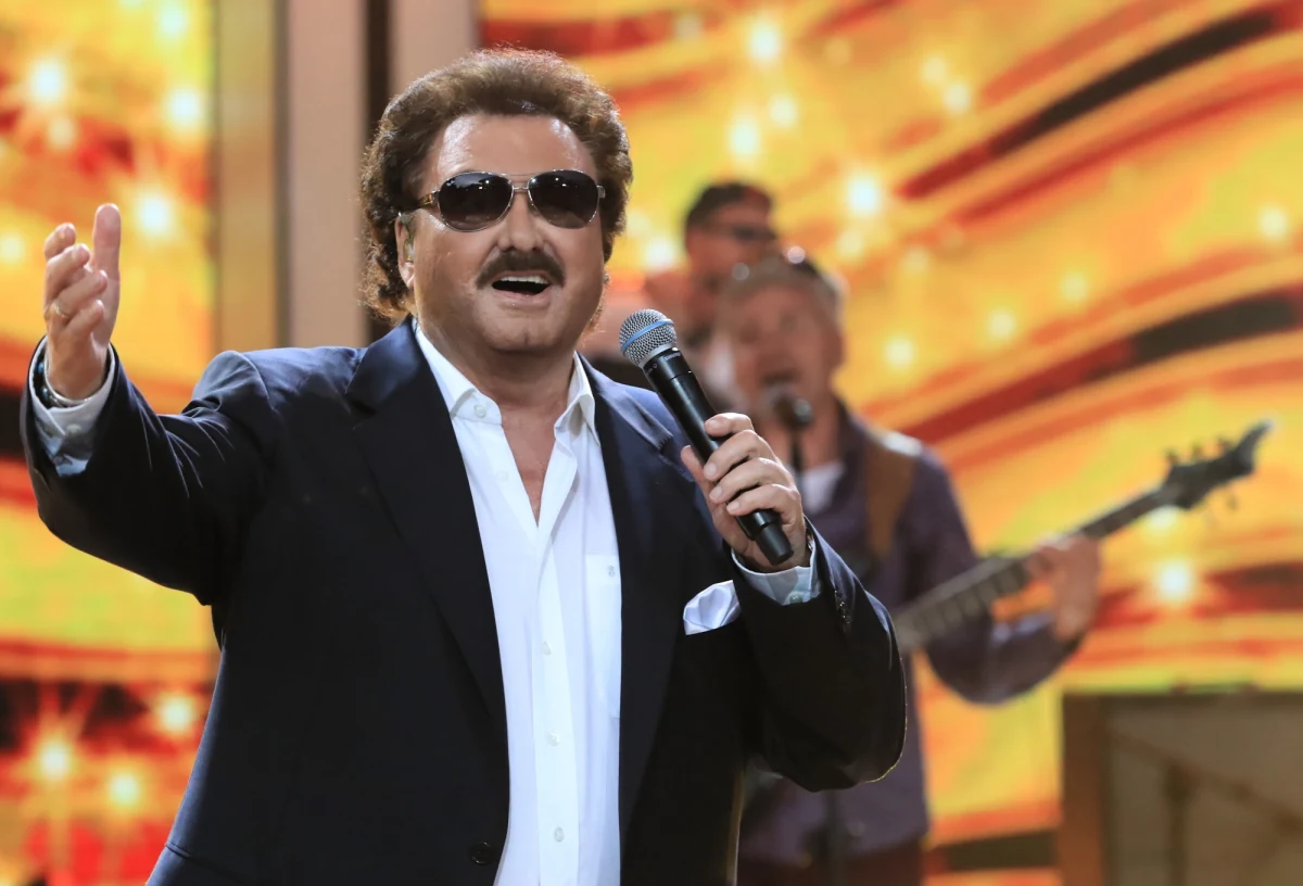 Krzysztof Krawczyk we wpisie na Facebooku poinformował, że trafił do szpitala w związku z Covid-19. "Muszę podjąć walkę, jeszcze jedną w moim życiu" - napisał i dodał, że do szpitala trafił mimo przyjęcia szczepionki na koronawirusa firmy Pfizer.