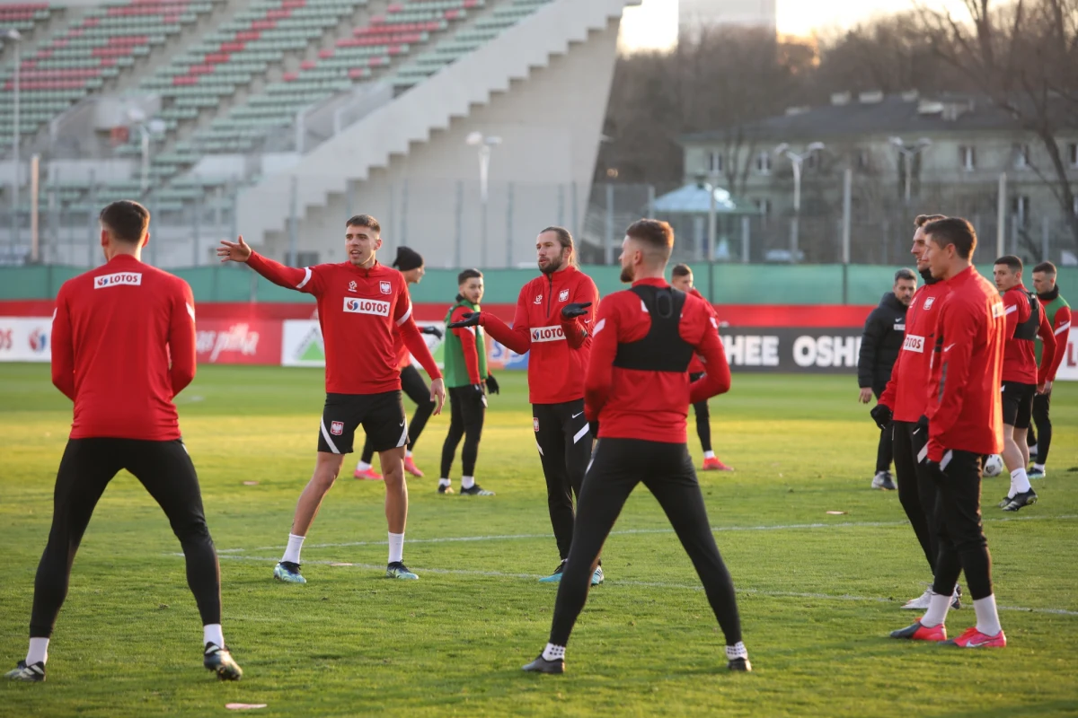 Jeden z piłkarzy reprezentacji Polski otrzymał pozytywny wynik testu na koronawirusa - ujawnił dziennikarz Roman Kołtoń w "Prawdzie Futbolu". Rzecznik prasowy PZPN i team menedżer reprezentacji Polski Jakub Kwiatkowski powiedział PAP, że zespół czeka na wyniki testów.
