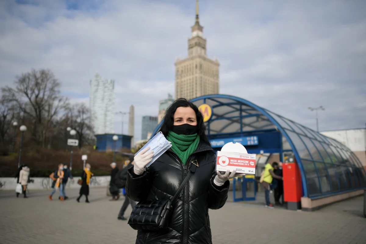 "Jeśli zaszczepienie kogoś będzie niemożliwe w jego miejscu zamieszkania, proponowane miejsce będzie w tym samym województwie" - zapewnił szef KPRM, pełnomocnik rządu ds. szczepień przeciw Covid-19 Michał Dworczyk. Jak dodał, w piątek zostaną przedstawione zasady szczepień w drugim kwartale. Natomiast "najpóźniej w czwartek" mają zostać przedstawione nowe obostrzenia, między innymi na okres świąteczny. Zapowiedział to premier Mateusz Morawiecki podczas jego wizyty w Wadowicach. W ten sposób potwierdziły się nieoficjalne informacje reporterów RMF FM. Do szpitala trafił Rafał Trzaskowski. "Jestem w szpitalu. Pod dobrą opieką lekarzy i pielęgniarek. Trzymajcie kciuki i za kilka dni mam nadzieję wracam do pracy. Uważajcie na siebie" - przekazał prezydent Warszawy.