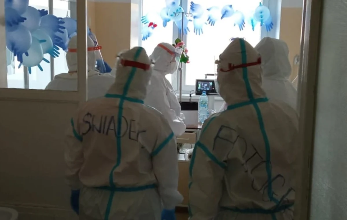 Ślub na oddziale covidowym Pomorskiego Centrum Chorób Zakaźnych i Gruźlicy w Gdańsku. Informację o tym placówka zamieściła w mediach społecznościowych. Pan młody to pacjent szpitala. Świadkiem była jedna z pielęgniarek, druga była fotografem.