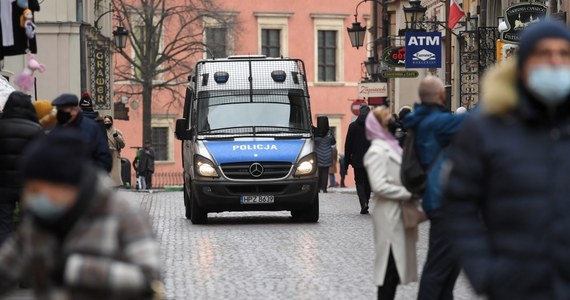 Jutro zostaną zakomunikowane dalsze decyzje dotyczące obostrzeń; wszystko wskazuje na to, że dziś będziemy mieli ponad 29 tys. zakażeń koronawirusem - poinformował rano w Polsat News szef kancelarii premiera Michał Dworczyk. Minister zdrowia Adam Niedzielski w programie Tłit w Wirtualnej Polski potwierdził, że dziś będzie blisko 30 tys. zakażeń. O 10:30 Ministerstwo Zdrowia przekazało oficjalne dane: mamy 29 978 nowych przypadków zakażenia koronawirusem. Zmarło 575 osób. Chwilę później premier przyznał, że decyzje o obostrzeniach poznamy jutro. Mają obowiązywać przez dwa tygodnie.