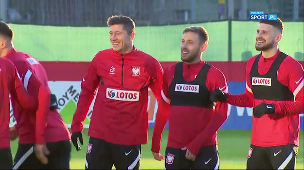 Jakub Kwiatkowski, rzecznik prasowy PZPN i piłkarskiej reprezentacji Polski potwierdził informację, że Mateusz Klich jest zakażony koronawirusem. Pomocnik Leeds United zostaje w Warszawie i nie zagra w czwartkowym meczu z Węgrami. Co z pozostałymi piłkarzami? Rzecznik wyjaśnia wszelkie procedury. Spotkaniami w Budapeszcie, Warszawie i Londynie nasza drużyna narodowa rozpoczyna eliminacje do mistrzostw świata 2022. 