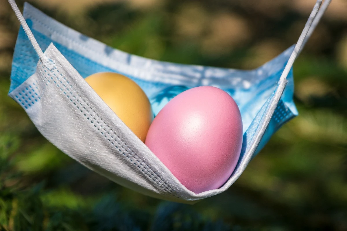 Jutro rządu ogłosi nowe obostrzenia, które obowiązywałyby od soboty. Już teraz minister zdrowia mówi, że w Święta Wielkanocne powinniśmy wstrzymać, czy też ograniczyć kontakty. Pada liczba pięciu osób przy wielkanocnym stole, ale jak zaznacza Adam Niedzielski, nie dotyczy to osób już zaszczepionych.