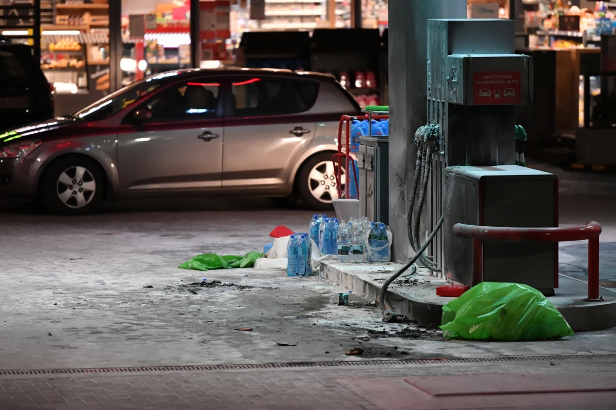 W nocy w szpitalu zmarł młody mężczyzna, który w weekend podpalił się na stacji benzynowej w Gdańsku. Prokuratura ma już wyniki badań DNA potwierdzających tożsamość mężczyzny. To 23-latek, który mieszkał razem z 57-letnim, zamordowanym w weekend mieszkańcem Kościerzyny.