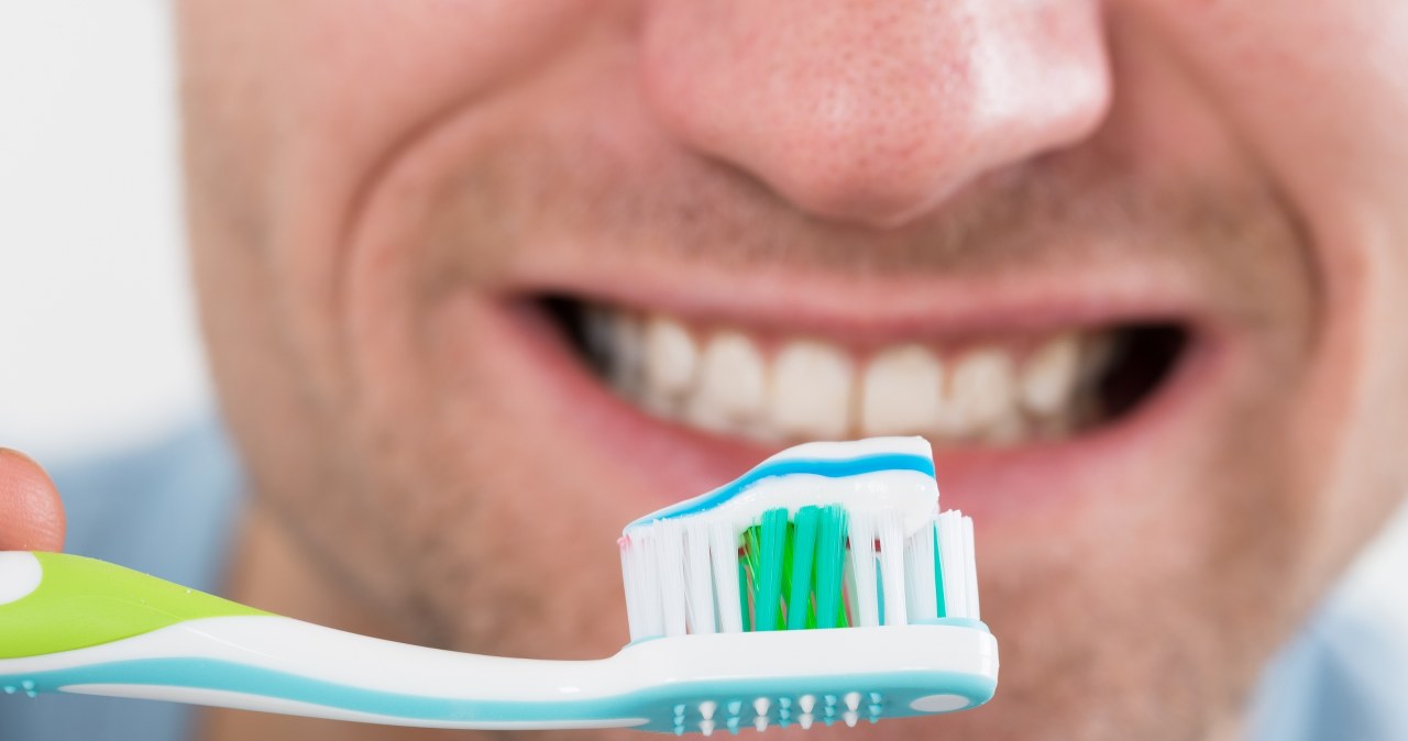 Pasta do zębów z włosów. Który składnik jest lepszy niż fluor?