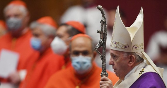 Papież Franciszek zdecydował o obniżeniu pensji kardynałów i większości innych duchownych pracujących w Watykanie. Wytłumaczył to deficytem budżetu Stolicy Apostolskiej, którego nie najlepszy stan pogorszyła jeszcze pandemia koronawirusa, i koniecznością ograniczenia w związku z tym wydatków. To pierwsza taka decyzja papieża.