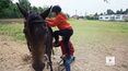 "Rolnicy": Dziadek uczy wnuczkę jazdy na adoptowanym koniu
