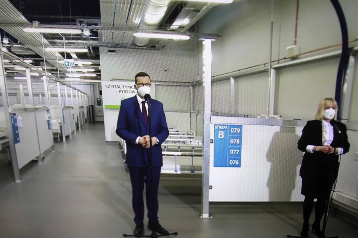 W czwartek rano zaprezentujemy kolejne obostrzenia, które są konieczne - powiedział podczas konferencji prasowej premier Mateusz Morawiecki. Minionej doby badania potwierdziły 29 978 przypadków zakażenia koronawirusem - to najwięcej od początku pandemii. Zmarło 575 chorych - poinformowało Ministerstwo Zdrowia. W sumie z powodu Covid-19 w Polsce zmarło już ponad 50 tys. osób.