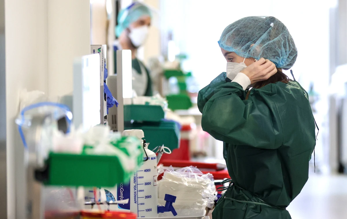 ​Cotygodniowa liczba zgonów spowodowanych koronawirusem na świecie ponownie wzrasta, co jest "niepokojącym znakiem" po sześciu tygodniach spadków - informuje WHO. Według Uniwersytetu Johnsa Hopkinsa w USA od wybuchu pandemii odnotowano globalnie 2,73 mln zgonów.