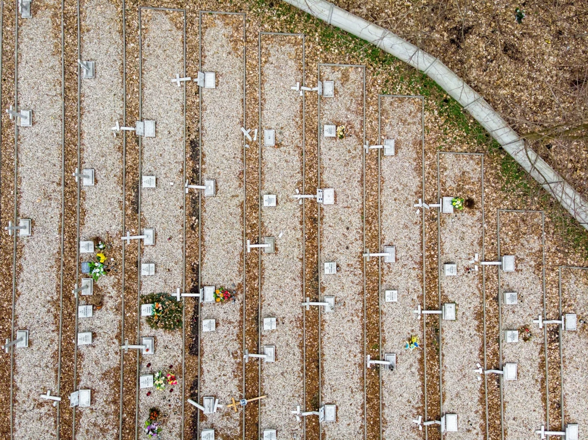 Cmentarz ewangelicki w Mysłowicach został zdewastowany. Zniszczono 30 granitowych krzyży. Policja szuka sprawców. 