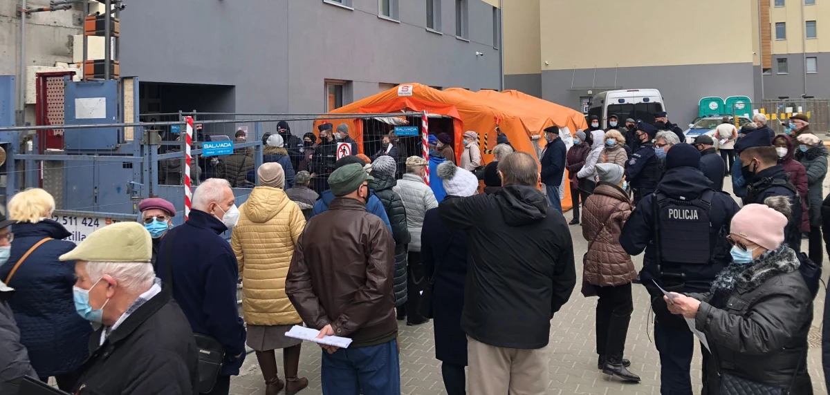 Ogromna kolejka i chaos przed punktem szczepień szpitala HCP na poznańskiej Wildzie. Placówka szczepiła dziś zarejestrowanych seniorów z około trzygodzinnym opóźnieniem. 