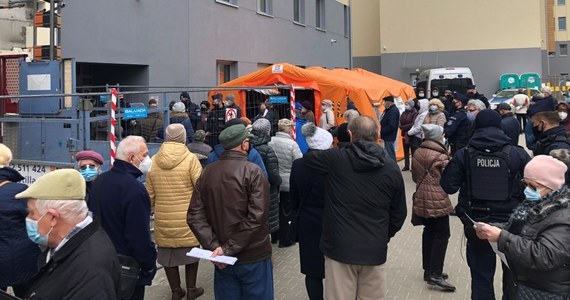 Ogromna kolejka i chaos przed punktem szczepień szpitala HCP na poznańskiej Wildzie. Placówka szczepiła dziś zarejestrowanych seniorów z około trzygodzinnym opóźnieniem. 