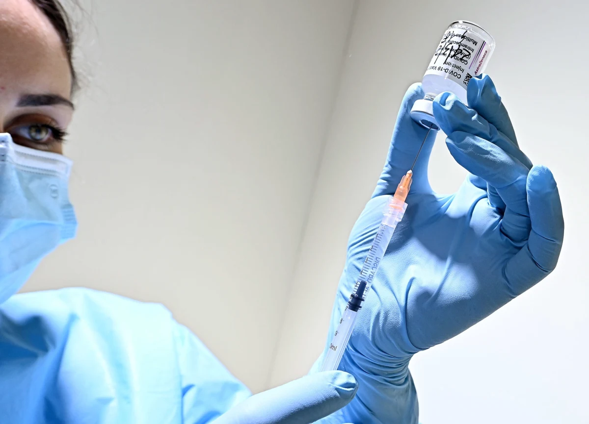 Komisja Europejska zaostrza kontrole eksportu szczepionek przeciw Covid-19: wzmocniła właśnie unijny mechanizm, który umożliwia blokadę wywozu tych preparatów. Bruksela chce zagwarantować, że do unijnych obywateli trafi obiecana liczba dawek. Na jej celowniku znalazły się takie kraje jak Wielka Brytania, które mają wyższy niż Unia Europejska odsetek zaszczepionych, a blokują eksport preparatów do krajów UE.