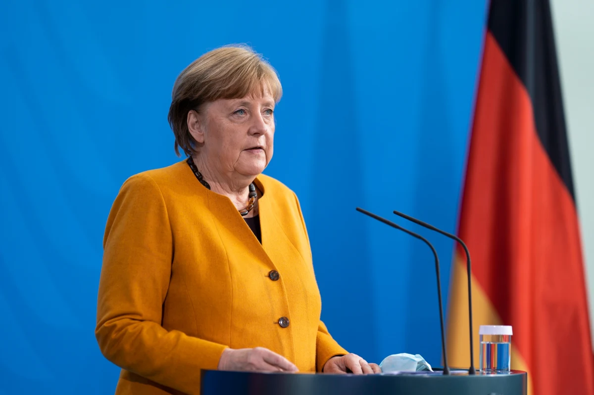 Po zwołanym w trybie pilnym kolejnym spotkaniu niemieckiego rządu i władz landów kanclerz Niemiec Angela Merkel oświadczyła, że wycofuje poniedziałkową decyzję o surowszych restrykcjach sanitarnych na Wielkanoc. Plan ten wywołał protesty i głosy krytyki.