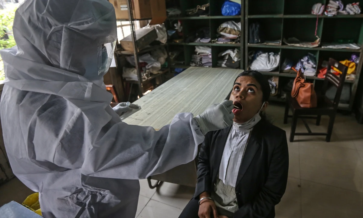 W Indiach wykryto "podwójnie zmutowany wariant" koronawirusa w 206 próbkach w najbardziej dotkniętym epidemią Covid-19 zachodnim stanie Maharasztra - poinformował w środę na konferencji prasowej dyrektor Krajowego Centrum Kontroli Chorób, Sujeet Kumar Singh.