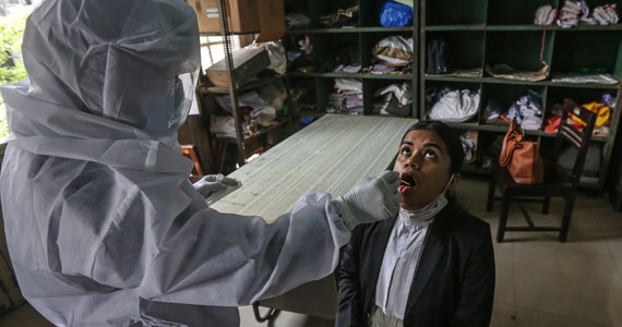 W Indiach wykryto "podwójnie zmutowany wariant" koronawirusa w 206 próbkach w najbardziej dotkniętym epidemią Covid-19 zachodnim stanie Maharasztra - poinformował w środę na konferencji prasowej dyrektor Krajowego Centrum Kontroli Chorób, Sujeet Kumar Singh.
