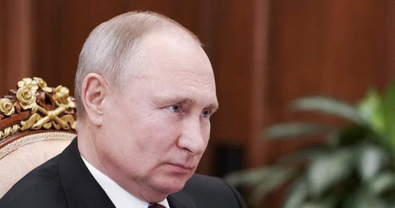 ​Rosyjska Duma Państwowa przyjęła w trzecim i ostatnim czytaniu ustawę, która "zeruje" kadencję prezydenta Władimira Putina. Tym samym będzie mógł kandydować na stanowisko głowy państwa jeszcze dwa razy - w 2024 i 2030.