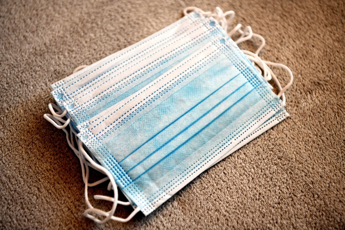 Transakcje zakupu chińskich maseczek ochronnych miały przynieść dwóm politykom z chadeckiej partii CSU, Georgowi Nuessleinowi i Alfredowi Sauterowi, oraz ich trzem partnerom łącznie 5-6 mln euro prowizji. Tak wynika z ustaleń portali NDR i WDR oraz dziennika "Sueddeutsche Zeitung".