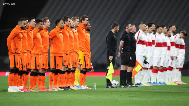 Pierwszy europejski meczu eliminacji do mistrzostw świata w 2022 roku zakończył się wielką sensacją! Turcy pokonali na własnym terenie Holandię 4-2. Goście przegrywając 0-3 zdołali w końcówce strzelić dwie bramki w ciągu dwóch minut, lecz ostatecznie nie wywieźli ze Stambułu choćby punktu. Ich katem został Buraka Yilmaz, który skompletował hat-tricka.
