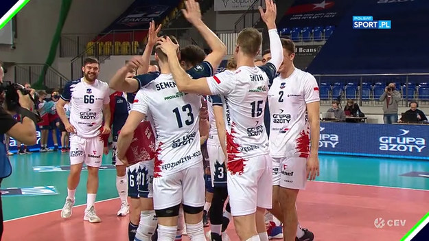 Pasjonujący mecz i wielki sukces Grupy Azoty ZAKS-y Kędzierzyn-Koźle. Siatkarze polskiej drużyny w rewanżowym spotkaniu przegrali 2-3 z Zenitem Kazań, ale okazali się lepsi w złotym secie i awansowali do finału Ligi Mistrzów. To piąty polski zespół, który zagra w decydującym meczu najważniejszych europejskich rozgrywek.

