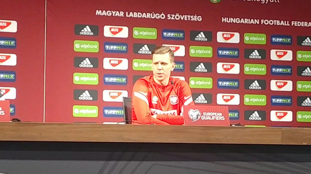 Na spotkanie z mediami przed czwartkowym starciem Węgry – Polska na efektownej Puskas Arenie został wytypowany Wojciech Szczęsny
Szczęsny to pierwszy wygrany po zmianie selekcjonera. O ile Jerzy Brzęczek rotował bramkarzami - na zmianę bronił Wojciech z Łukaszem Fabiańskim, o tyle Paulo Sousa od razy wytypował na pierwszego Szczęsnego. Konferencja ze Szczęsnym zaczęła się od lekkiego przejęzyczenia rzecznika PZPN-u Jakuba Kwiatowskiego, który zarekomendował gościa: "Jest z nami Robert".
