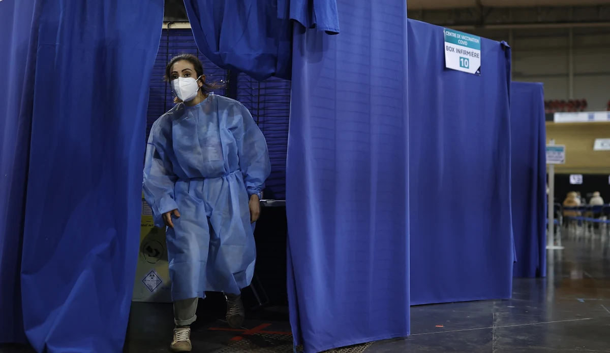 ​Minister spraw wewnętrznych Francji Gerald Darmanin nakazał w środę prefektom i policji karać grzywną za łamanie zakazu zgromadzeń z udziałem więcej niż sześciu osób. Przypomniał również o zakazie odwiedzin w domach w departamentach objętych lokalnymi lockdownami.