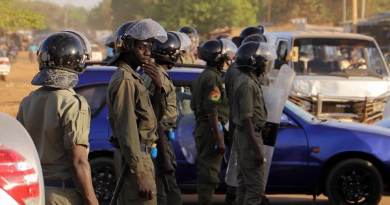 ​Co najmniej 10 osób zginęło w atakach na dwie miejscowości w regionie Tillabery w południowo-zachodnim Nigrze - poinformowała nigerska służba bezpieczeństwa. Uzbrojeni napastnicy spalili szkołę i zastrzelili trzy osoby w Zibane, a w Gabado zabili 7 cywilów.