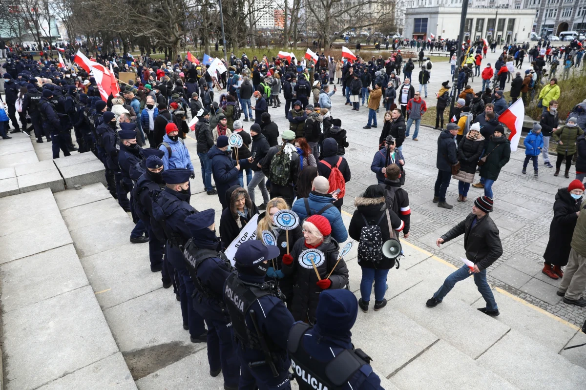 Pod pretekstem szkoleń prewencję ściąga się do komend, by skompletować oddziały do pilnowania protestów w stolicy - pisze "Rzeczpospolita".Jak podaje dziennik, policjanci z wydziałów prewencji buntują się przeciwko wysyłaniu ich do Warszawy do zabezpieczania demonstracji.