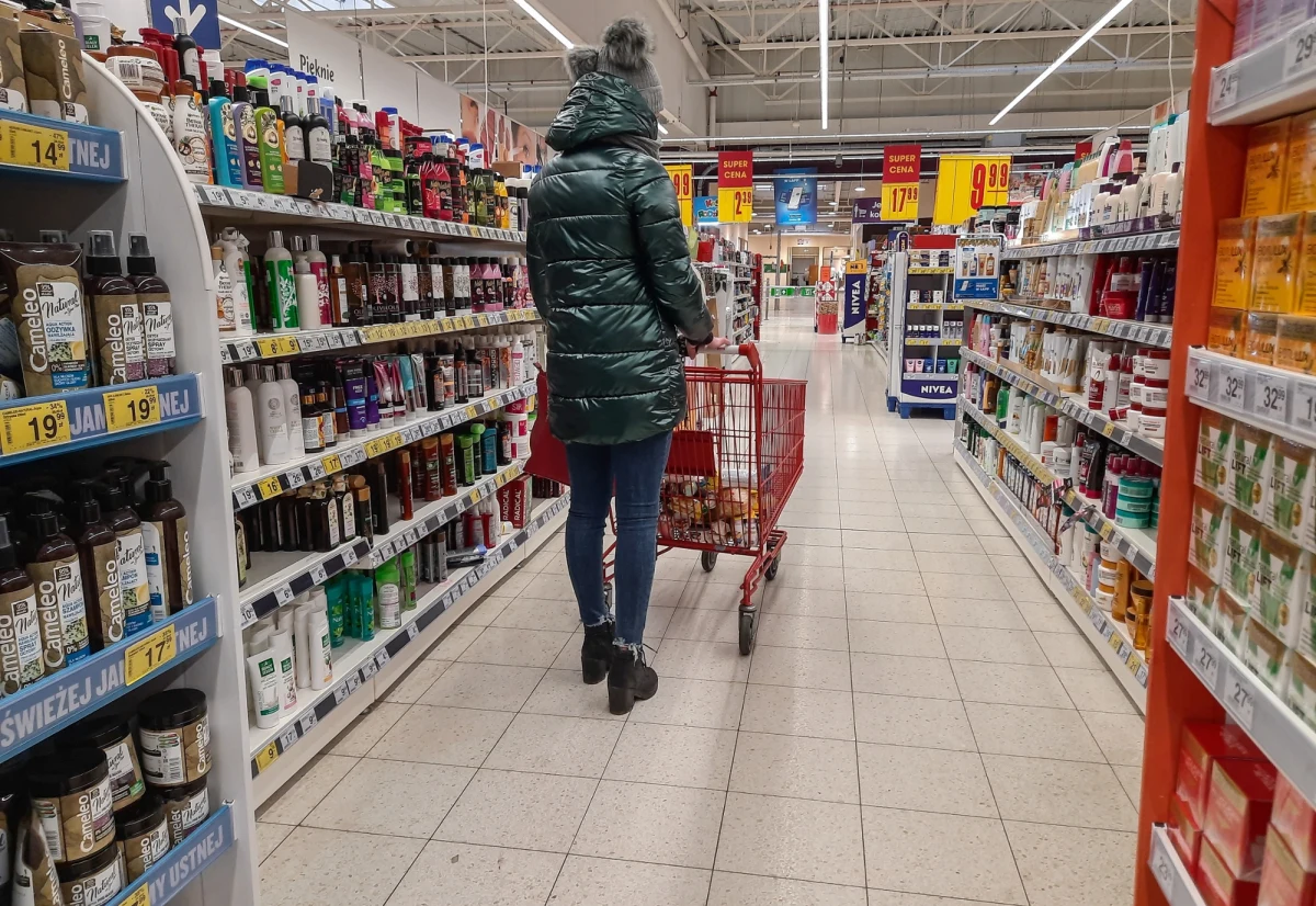 Premier i minister zdrowia przedstawili nowe obostrzenia, które rząd wprowadza w związku z walką z trzecią falą epidemii koronawirusa. Będą obowiązywać już od najbliższej soboty i zostają wprowadzone na dwa tygodnie. Jakie zmiany wchodzą w życie? 