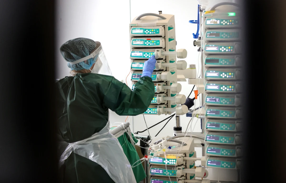 Czwartek przyniósł nam nowy koronawirusowy rekord: resort zdrowia poinformował – potwierdzając wcześniejsze nieoficjalne ustalenia dziennikarzy RMF FM – o  34 151 nowych zakażeniach koronawirusem i – ponownie – o śmierci ponad pół tysiąca ludzi: minionej doby zmarło w Polsce 520 chorych na Covid-19.