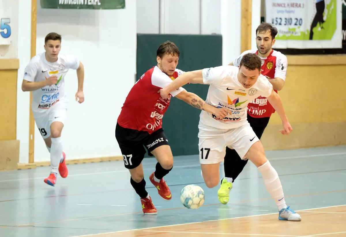 Hitowe starcie dla Rekordu Bielsko-Biała! Zawodnicy Andrzeja Szłapy w meczu kolejki pokonali Piasta Gliwice 5:3 i są już tylko o krok od piątego tytułu mistrzowskiego z rzędu. 